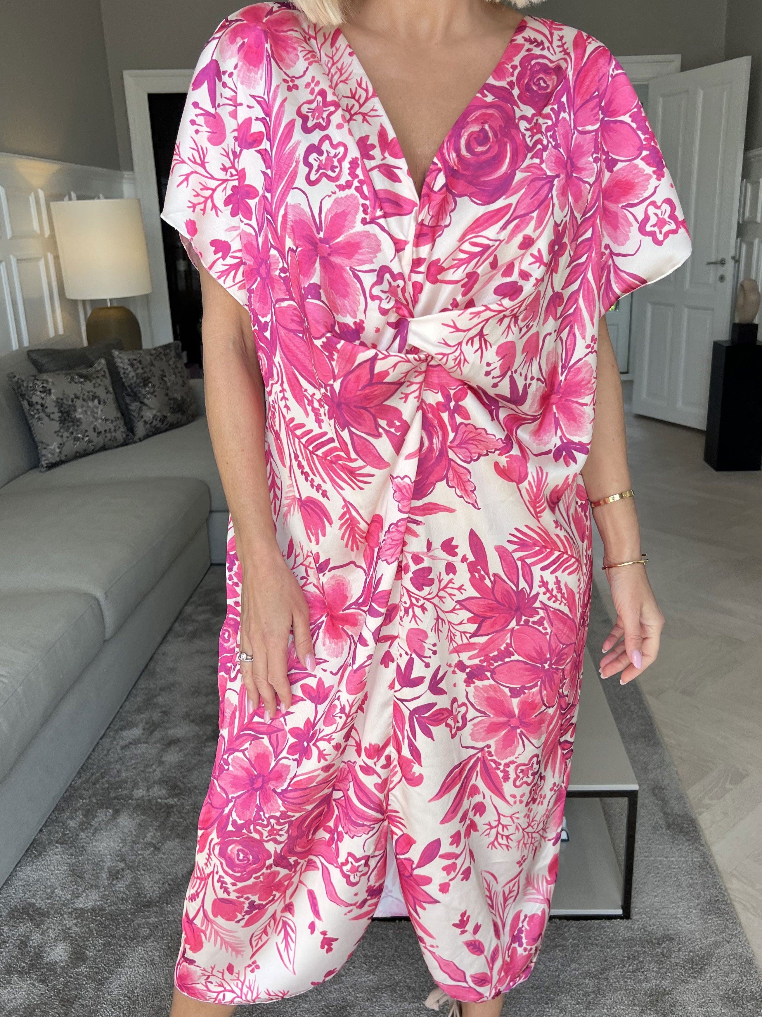 Juno Flower - Sød kjole i silkelook med blomsterprint